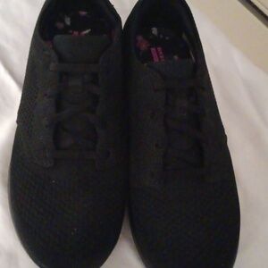 Black tennis shoes